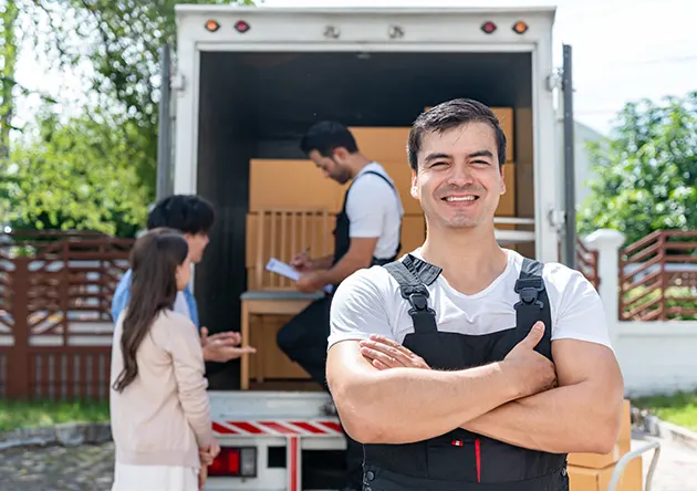 Familie während dem Umzug mit Kindern